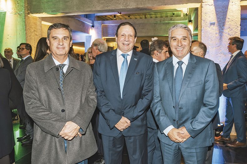 Presidente del BROU Álvaro García, gerente financiero de Conaprole José Luís Rial y country head de Santander Gustavo Trelles.&nbsp;