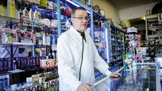 Algunos dueños de farmacias volvieron a atender al público para reducir los costos. Fotos: Javier Calvelo / AdhocFOTOS Algunos dueños de farmacias volvieron a atender al público para reducir los costos. Fotos: Javier Calvelo / AdhocFOTOS