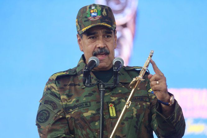 El presidente de Venezuela, Nicolás Maduro, habla sosteniendo la Espada del Perú este martes, durante una marcha en Caracas.