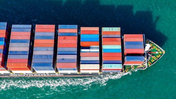 Barco chino lleno de containers rumbo al Canal de Panamá Barco chino lleno de containers rumbo al Canal de Panamá