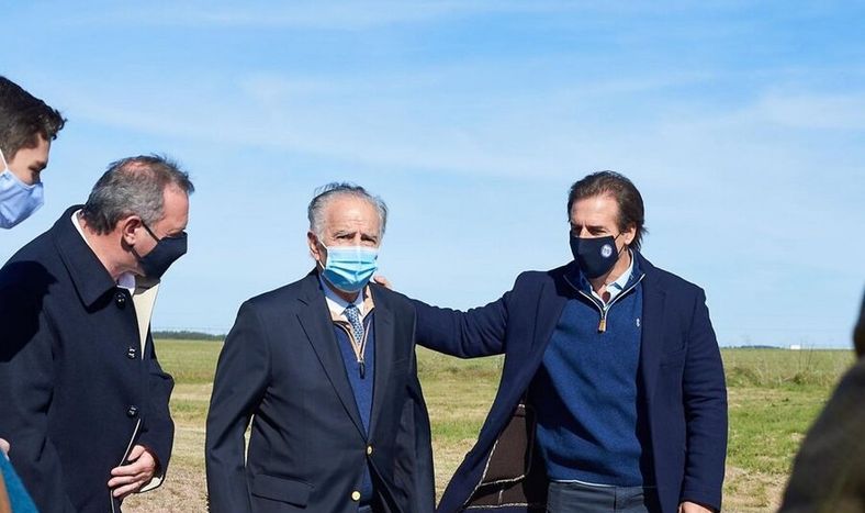 Luis Lacalle Pou junto al empresario Alejandro Bulgheroni en el megatambo en Durazno. Foto: Estancias del Lago