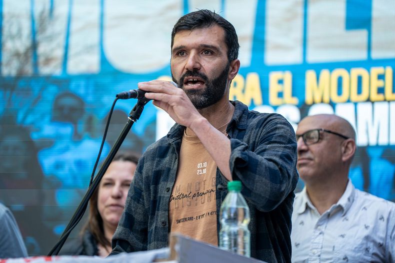 Secretario de Organización del PIT-CNT, Enrique Méndez, durante una movilización el 16 de octubre
