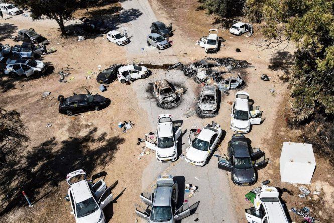 Vista aérea de vehículos abandonados e incendiados en el lugar del ataque del 7 de octubre al festival de música por parte de militantes palestinos en el sur de Israel.