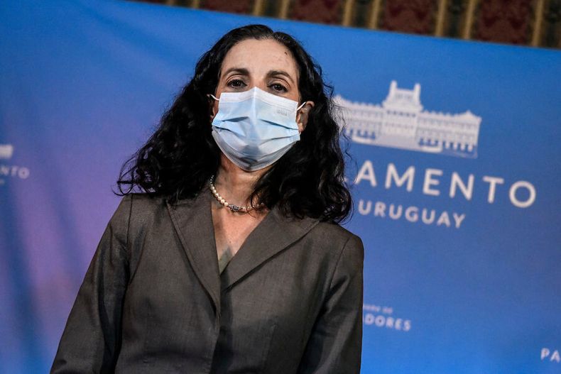 Azucena Arbeleche en la antesala del Senado tras presentar la Rendición de Cuentas en el Palacio Legislativo. Foto: Javier Calvelo / adhocFOTOS