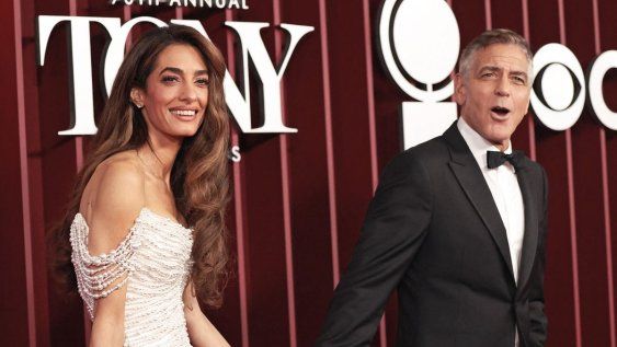 George Clooney y su esposa, la abogada libanesa-británica Amal Clooney, asistieron a la 78ª edición de los Premios Tony en el Radio City Music Hall de Nueva York