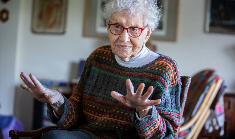 Ida Holz durante la entrevista con Búsqueda. Foto: Mauricio Zina / adhocFOTOS