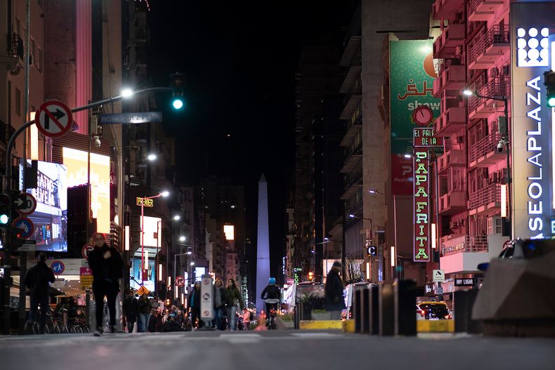Vista del obelisco desde la calle Corrientes, en Buenos Aires.