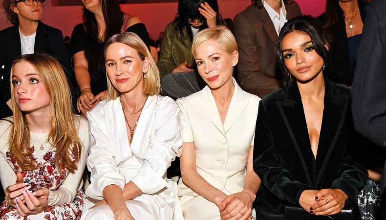 Naomi Watts con su hija Kai, Michelle Williams y la también actriz Rachel Zegler en la front row del desfile de Dior en Nueva York. AFP 
