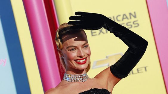 Margot Robbie, actriz protagonista de Barbie, lució un vestido negro con lentejuelas de Schiaparelli, guantes de terciopelo y joyas de Lorraine Schwartz. Foto: Michael Tran, AFP