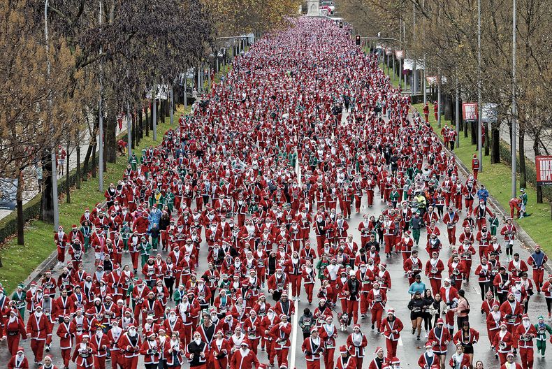 Con 11.000 inscriptos, la Carrera Solidaria de Papá Noel de Madrid batió su propio récord de participantes.&nbsp;