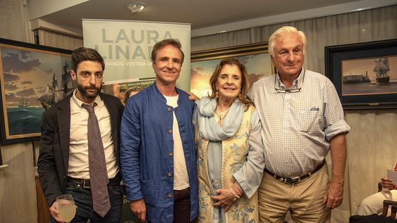 Asis, Borja y Laura Linardi, la autora de Llorando vestida de Valentino, con Roberto Canessa