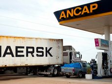 Un camión cargando combustible en una estación de la ruta 1. Un camión cargando combustible en una estación de la ruta 1.