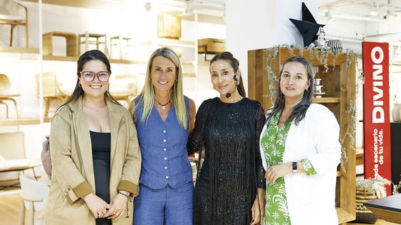 Coordinadora de Comunicaciones Corporativas de Divino Lourdes Álvarez, directora de AD Ana Delisante, Majo Firreri y jefa de Trade BTL y Eventos de Divino Shirley Núñez Coordinadora de Comunicaciones Corporativas de Divino Lourdes Álvarez, directora de AD Ana Delisante, Majo Firreri y jefa de Trade BTL y Eventos de Divino Shirley Núñez