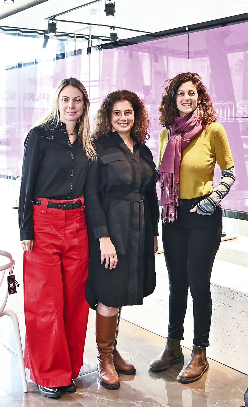 Sabrina Srur, de Magma Futura, con Carina Martínez, de MoWeek, y Catalina Weiss