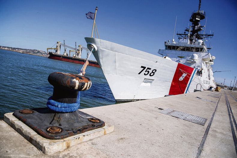 Buque USCGC Stone en el puerto de Montevideo. Fotos: Mauricio Zina, adhocFOTOS / Búsqueda