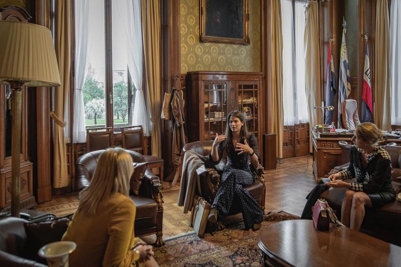 Gabriela Rosés y Virgina Staricco reunidas con Beatriz Argimón.