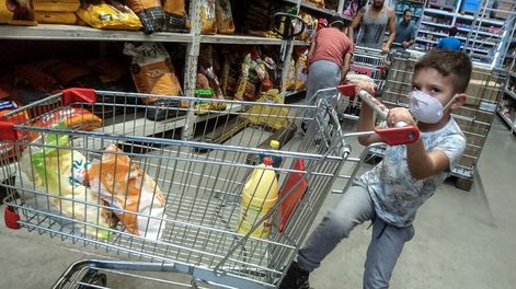 Búsqueda | El tapaboca se hizo parte de la vida cotidiana. Foto: Javier Calvelo / adhocFOTOS