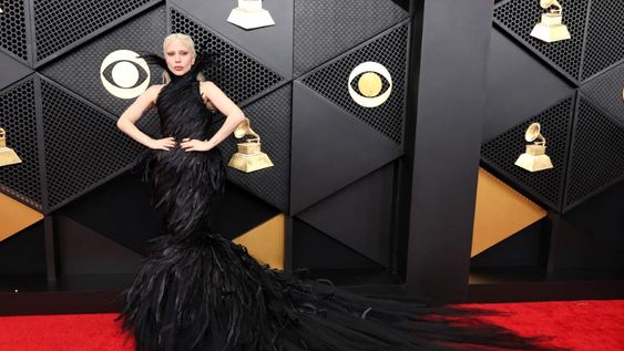 Lady Gaga optó por un impactante diseño de plumas negras del dúo canadiense Matières Fécales. &nbsp;