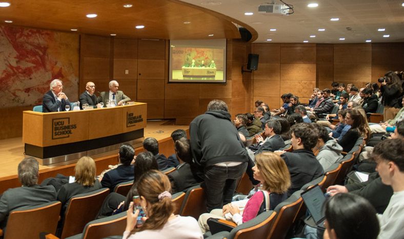 Rodolfo Saldain y Marcelo Abdala durante un debate sobre seguridad social en la Universidad Católica del Uruguay