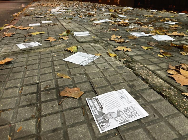 Folletos del gremio estudiantil sobre la acera de la Facultad de Humanidades.. Foto: José Frugoni