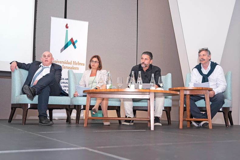 Los expositores de la Universidad Hebrea de Jerusalem Saúl Burdman, Mona Khoury-Kassabri y Claudio Waisburg con el moderador Román Lejtman