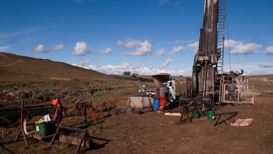 Perforadora extra muestras de piedra como parte del proyecto de explotación de la mina de hierro Aratirí, 2011. Foto: AFP. Perforadora extra muestras de piedra como parte del proyecto de explotación de la mina de hierro Aratirí, 2011. Foto: AFP.