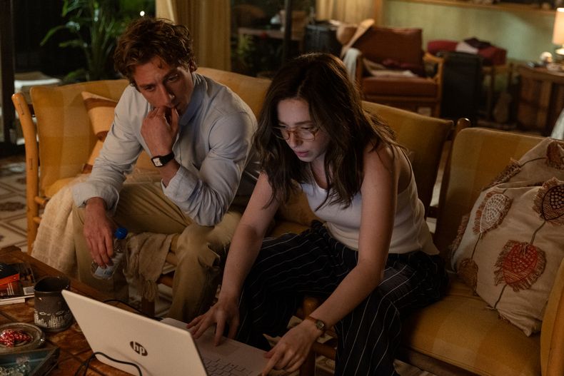 Jeremy Allen White y Mikey Madison en El poder de la red.