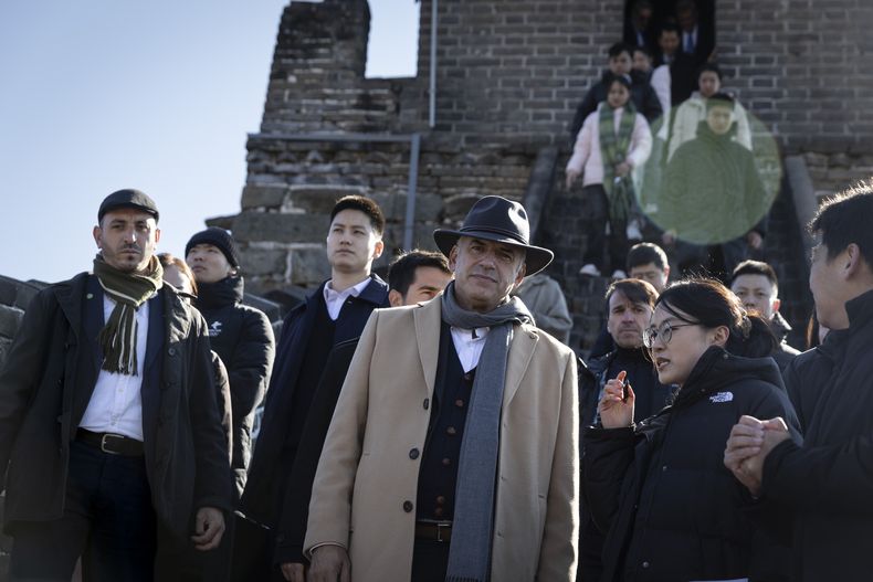 El presidente Yamandú Orsi durante una visita a la Gran Muralla china.