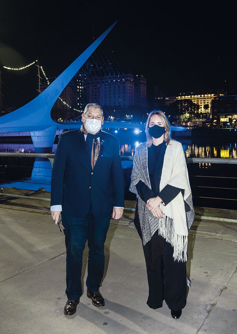 Embajador de Uruguay en Argentina Carlos Enciso Christiansen  con la ministra de Espacios Públicos de la ciudad de Buenos Aires Carla Muzzi en el Puente de la Mujer