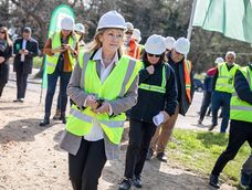 La intendenta Carolina Cosse durante la recorrida por el colector del arroyo Mataperros, en Montevideo. Foto: Mauricio Zina, adhocFOTOS