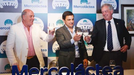Los directores de Mercoláctea, Aldo Ferrari y Juan Luis Dellapiazza, brindaron con el ministro de Ganadería, Agricultura y Pesca, Fernando Mattos, en el lanzamiento de la segunda edición de Mercoláctea Uruguay