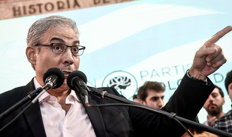 Uno de los temas que agita la interna colorada es cuándo debería renunciar Robert Silva. Foto: Javier Calvelo, adhocFOTOS