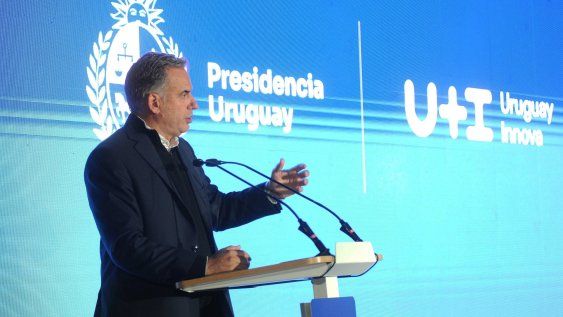 Yamandú Orsi durante la presentación del programa Uruguay Innova