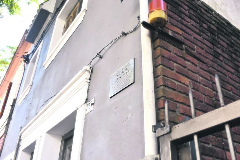 Polémica placa que recuerda el Taller de los Inútiles, centro de artistas en los años 60. Foto: Milene Breito