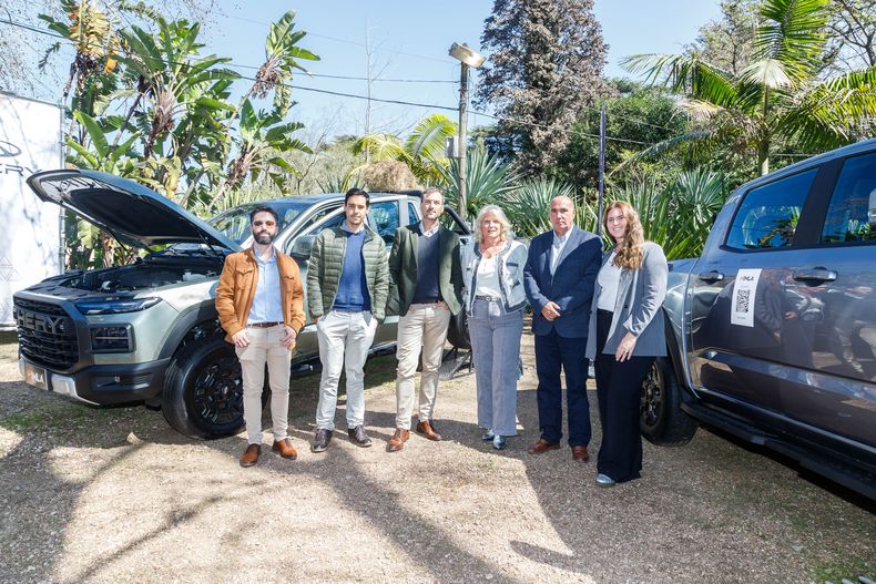 De Fidocar: gerente de Marketing Nicolás Morassi, responsable de Concesionario Chery Nahuel Careac, gerente comercial Chery Marcelo Kurlander, presidenta Graciela Lempert, director comercial Antonio Correa y brand manager Chery Fernanda López.