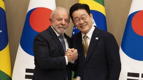 El presidente brasileño, Luiz Inácio Lula da Silva, y el presidente surcoreano, Lee Jae Myung, se estrechan la mano antes de su reunión en la Casa Azul presidencial en Seúl, Corea del Sur, el 23 de febrero de 2026.