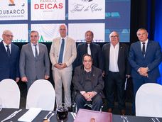 Secretario general de ADM Nilo Peile, intendente de Colonia Guillermo Rodríguez, intendente de Canelones Francisco Legnani, segundo vicepresidente de ADM Gustavo Abuchalja, intendente de Maldonado Miguel Abella, intendente de Rocha Alejo Umpiérrez y ministro de Turismo Pablo Menoni.