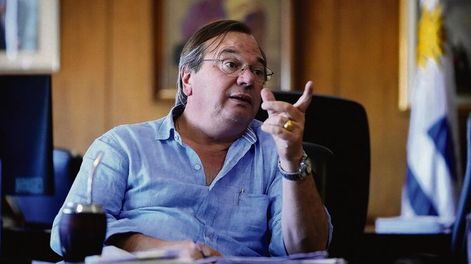 Ministro de Transporte y Obras Públicas, José Luis Falero, durante una entrevista con Búsqueda. Foto: Javier Calvelo / adhocFOTOS