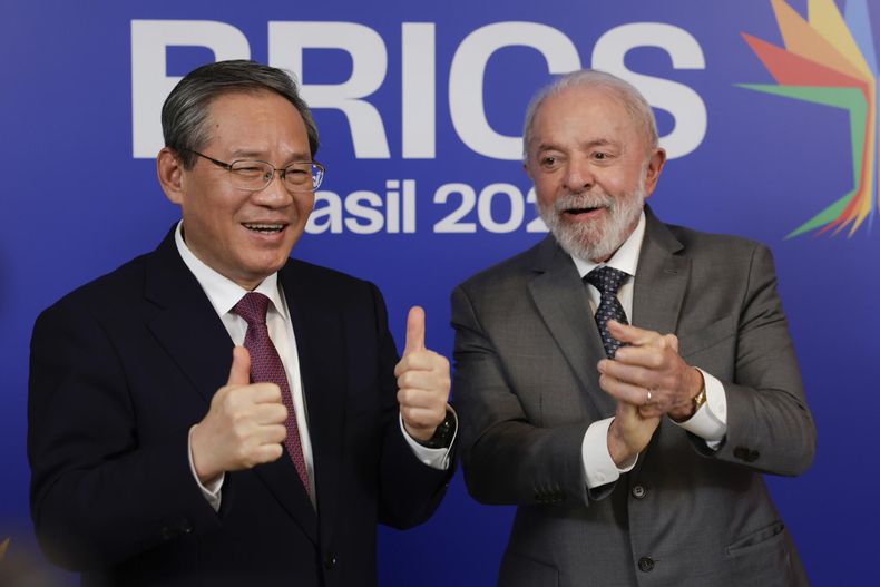 El presidente de Brasil Luiz Inácio Lula da Silva (d), posa con el primer ministro chino Li Qiang, durante una reunión este sábado en el Fuerte de Copacabana en Río de Janeiro