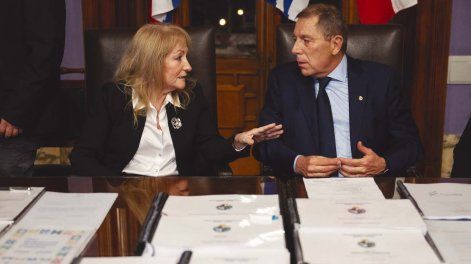 La vicepresidenta de la República, Carolina Cosse, y el ministro de Economía, Gabriel Oddone, en la presentación del proyecto de Ley de Presupuesto.