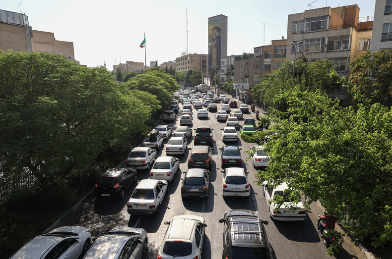 Vehículos esperan en el tráfico mientras la gente sale de Teherán por una arteria en el oeste de la ciudad el 15 de junio de 2025