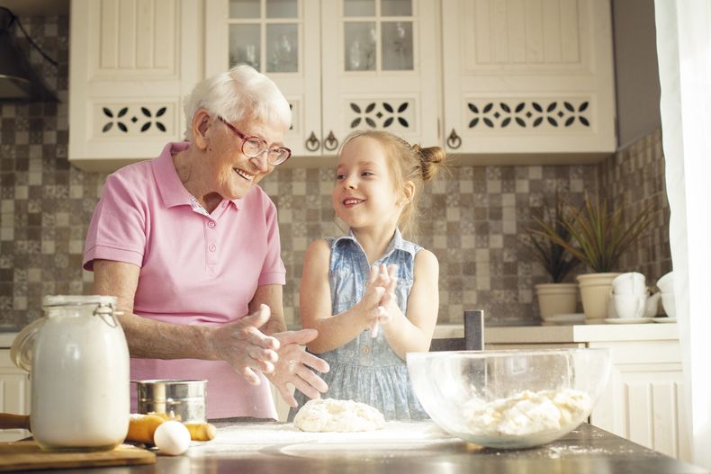 nina-y-su-abuela-cocinando-en-la-cocina.jpg