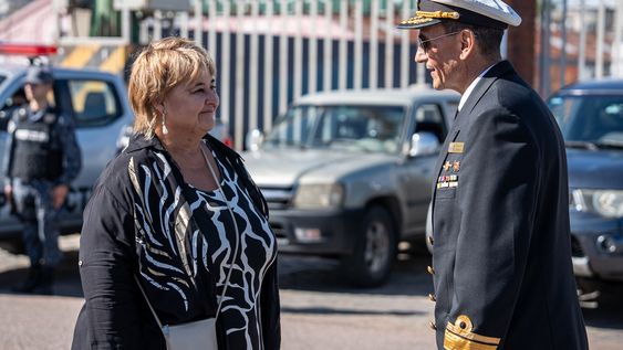 Sandra Lazo y José Luis Elizondo durante un acto de la Armada Nacional en el Puerto de Montevideo.  Sandra Lazo y José Luis Elizondo durante un acto de la Armada Nacional en el Puerto de Montevideo.