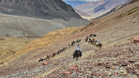 Un grupo de gente, entre ellos familiares de los sobrevivientes de la tragedia de los Andes, regresaron al lugar del accidente en febrero de 2023. Foto: Mariana