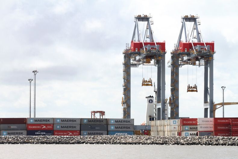 El comercio con otros países lleva a mejoras en la acumulación de capital humano y físico, además de la productividad