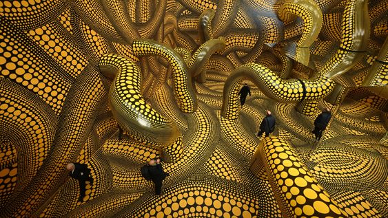 La idea de autodestrucción o desaparición para fundirse y reintegrarse en algo mucho mayor está presente en toda la obra de Kusama. La idea de autodestrucción o desaparición para fundirse y reintegrarse en algo mucho mayor está presente en toda la obra de Kusama.