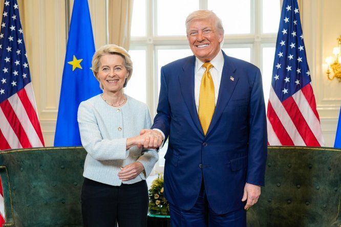 Ursula von der Leyen y Donald Trump tras alcanzar un acuerdo arancelario que fija un gravamen del 15% a productos europeos