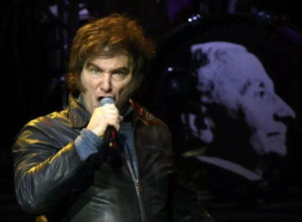 Javier Milei canta en la presentación de su libro “La construcción del milagro” el 6 de octubre de 2025 en Buenos Aires.