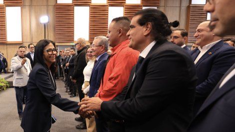 Delcy Rodríguez saluda a Alex Saab durante un acto público en Caracas.&nbsp;