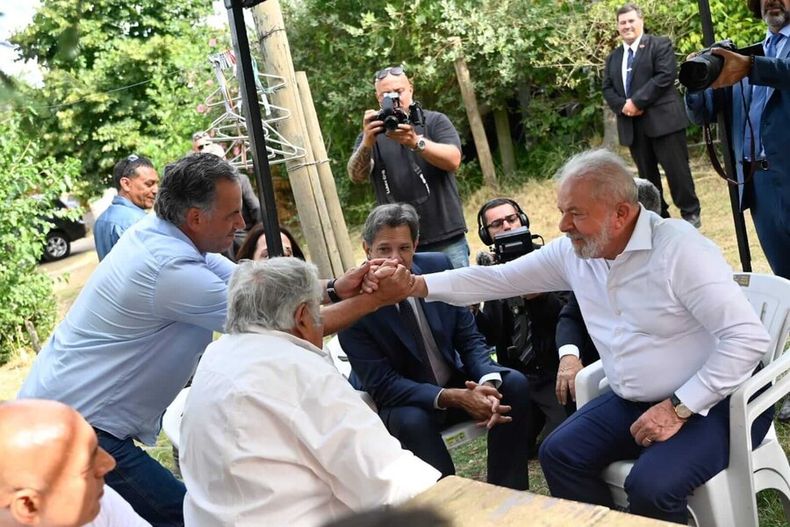 Yamandú Orsi saluda a Lula durante el encuentro en la chacra de José Mujica.